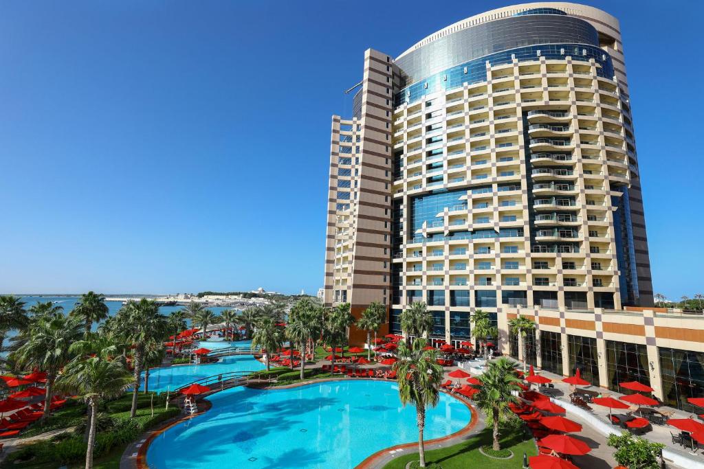 Bazén v ubytování Khalidiya Palace Rayhaan by Rotana, Abu Dhabi nebo v jeho okolí