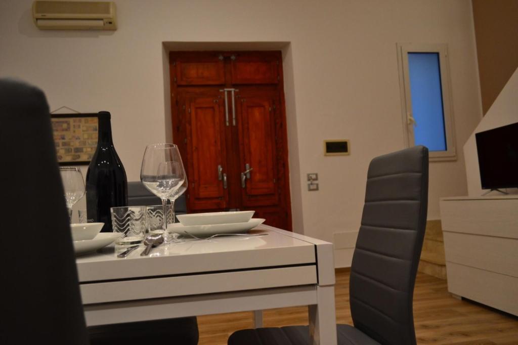Televízia a/alebo spoločenská miestnosť v ubytovaní Appartamento del Golfo