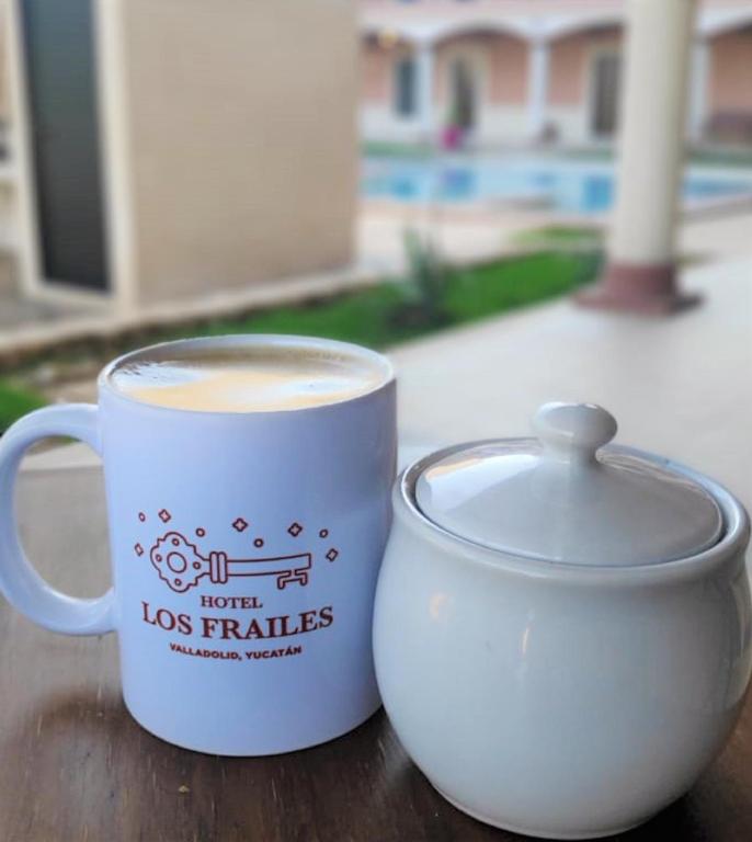 Příslušenství pro přípravu čaje a kávy v ubytování Hotel Los Frailes, Valladolid, Yucatán