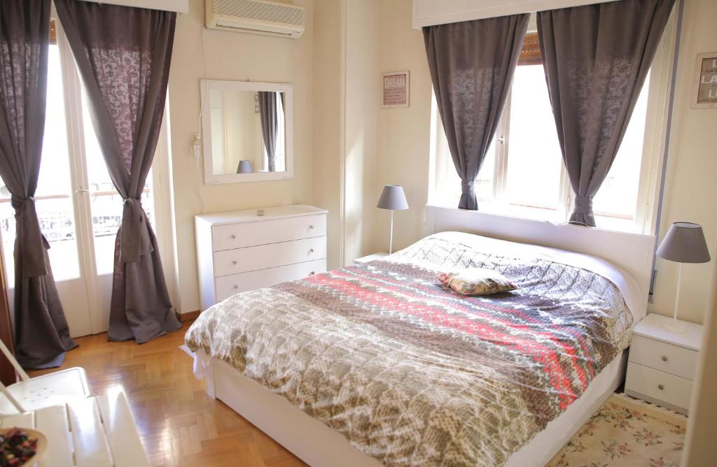 un dormitorio con una cama con un animal de peluche en Mairas house collection, en Atenas