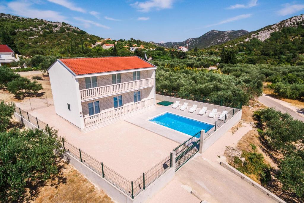 una vista aérea de una casa con piscina en Villa Dragobratović, en Klek