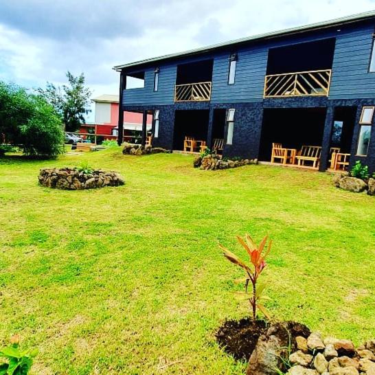 Un jardín fuera de Apartamentos Tupuna Lodge