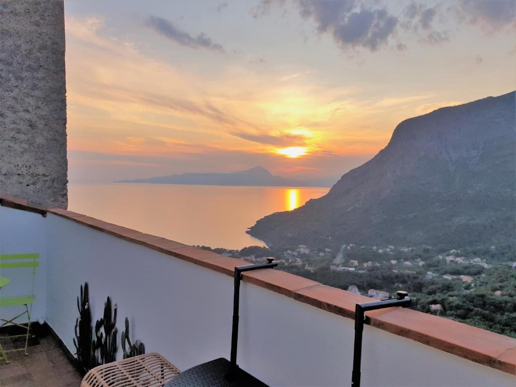 una vista sul tramonto dal balcone di una casa di MARATEA SUNSET SUITE a Maratea