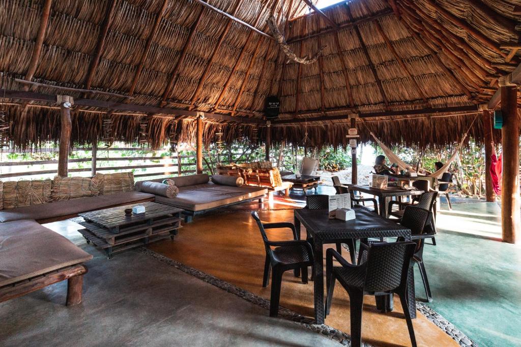 Restoran või mõni muu söögikoht majutusasutuses Bohemia Beach Tayrona