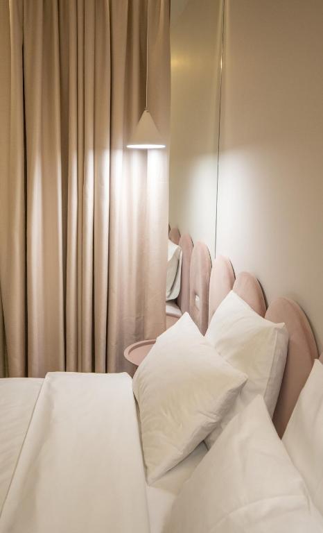 Postel nebo postele na pokoji v ubytování Allure Boutique Hotel