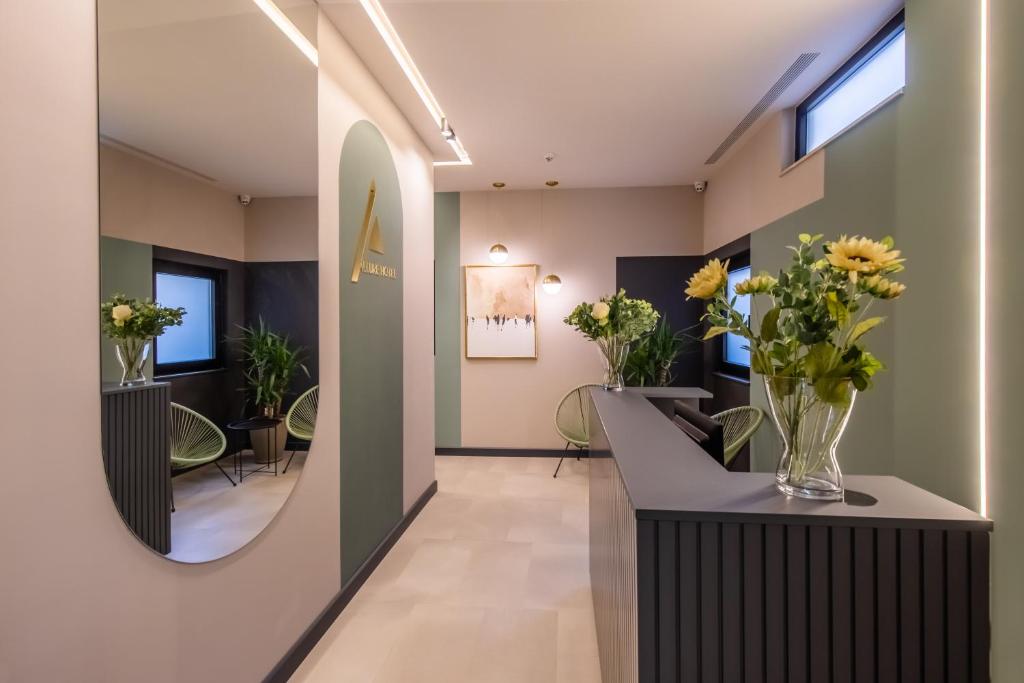 TV a/nebo společenská místnost v ubytování Allure Boutique Hotel