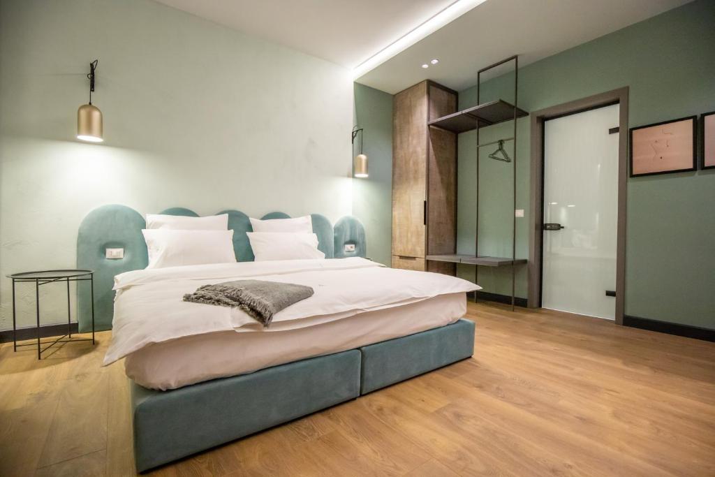 Postel nebo postele na pokoji v ubytování Allure Boutique Hotel
