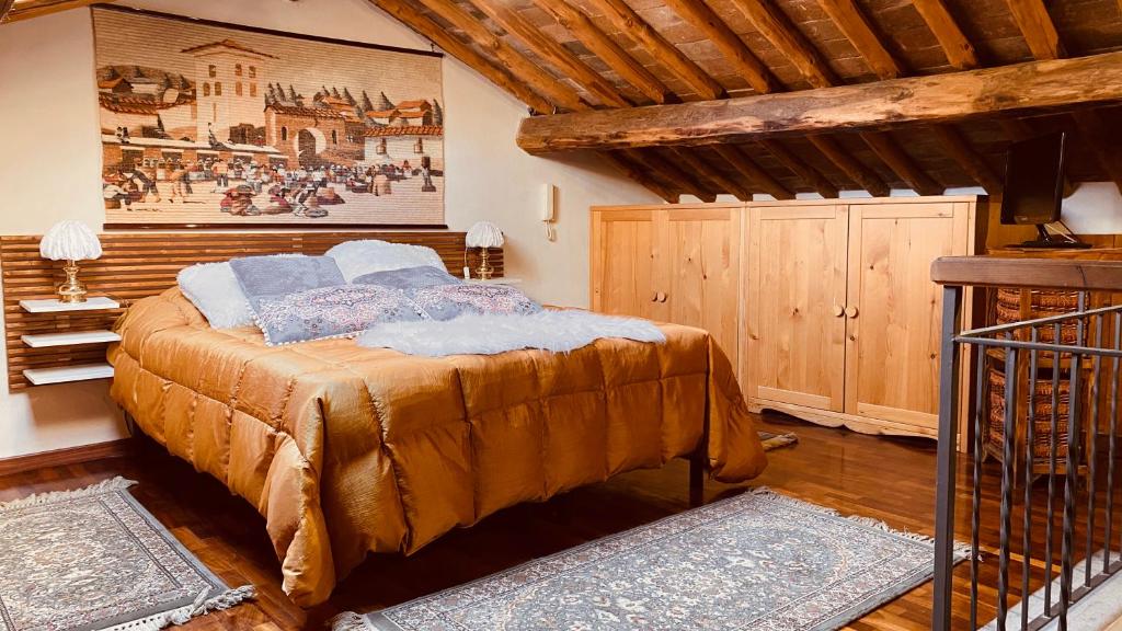 1 dormitorio con 1 cama y una pintura en la pared en Alloggio turistico S.Pellegrino 45, en Viterbo