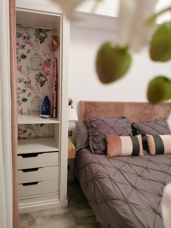 une chambre avec un lit et une commode dans l'établissement L’ensoleillée, à Nice