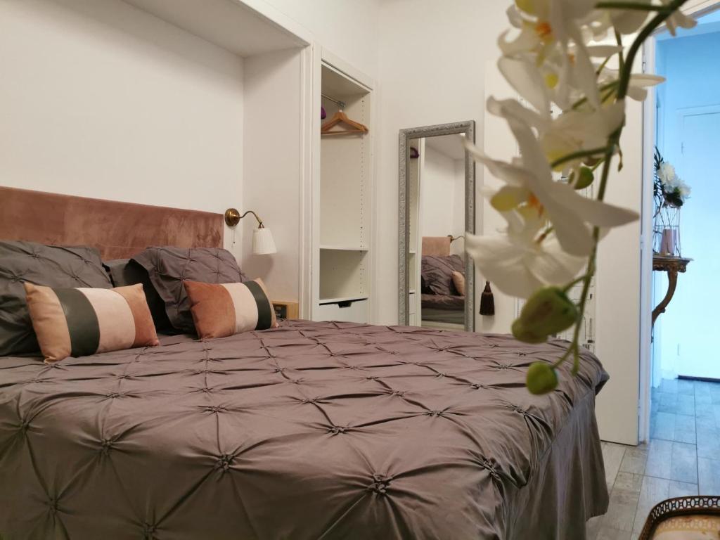 a bedroom with a bed and a mirror at L’ensoleillée in Nice