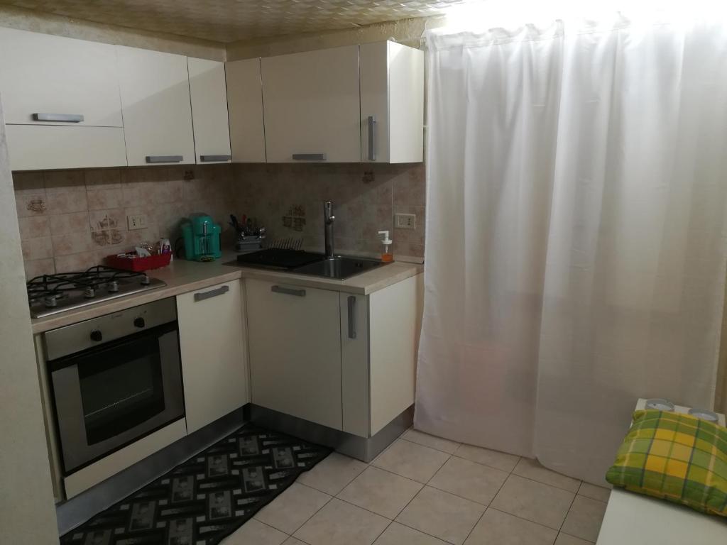 małą kuchnię ze zlewem i kuchenką w obiekcie Maya's house w Katanii