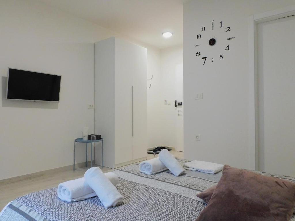 Televízia a/alebo spoločenská miestnosť v ubytovaní Room & 4 Studios - Modern Comfy Central - FREE Netflix