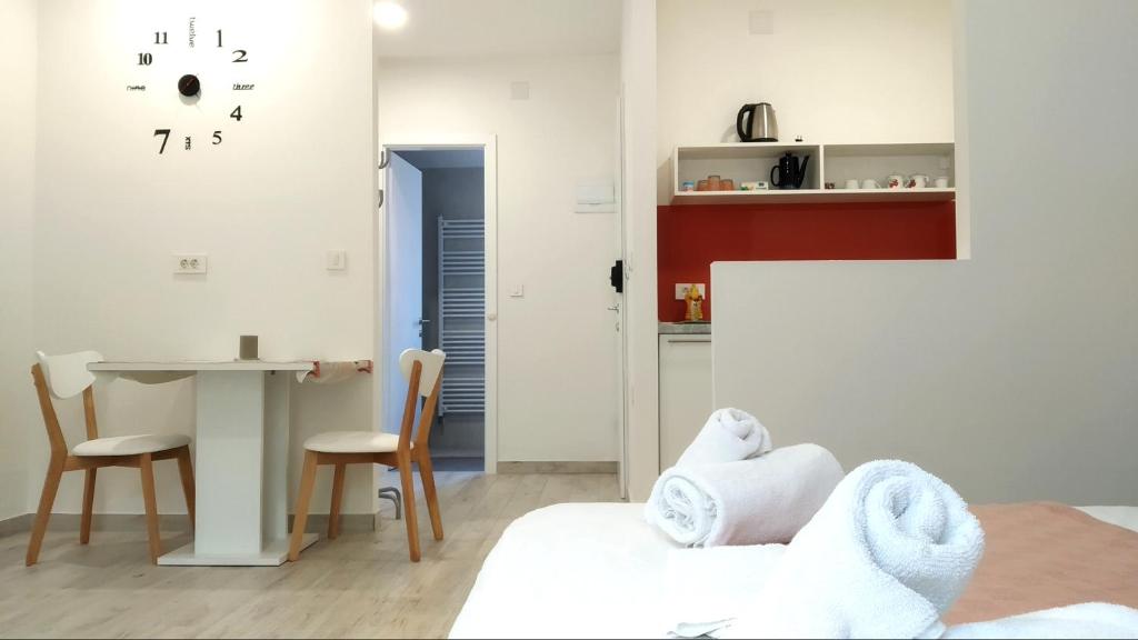 Kuchyňa alebo kuchynka v ubytovaní Room & 4 Studios - Modern Comfy Central - FREE Netflix