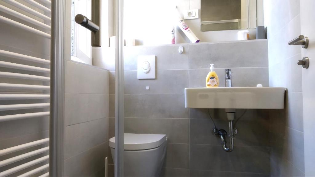 Kúpeľňa v ubytovaní Room & 4 Studios - Modern Comfy Central - FREE Netflix