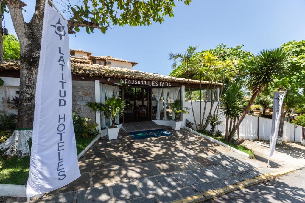 ein Haus mit einer Flagge davor in der Unterkunft Pousada Lestada by Latitud Hoteles in Búzios