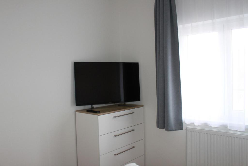 Telewizja i/lub zestaw kina domowego w obiekcie Apartmán Lipno G11