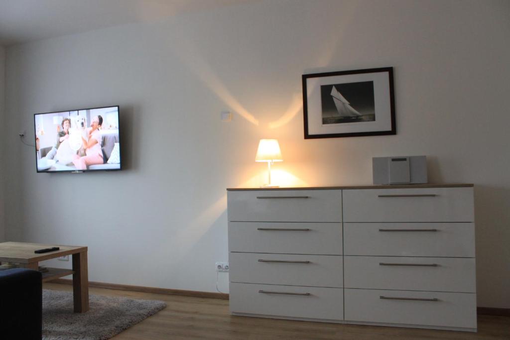 sypialnia z komodą z lampką w obiekcie Apartmán Lipno G11 w mieście Frymburk