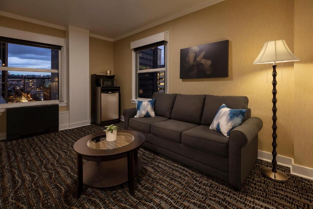 Executive Hotel Pacific - Executive Family Suite