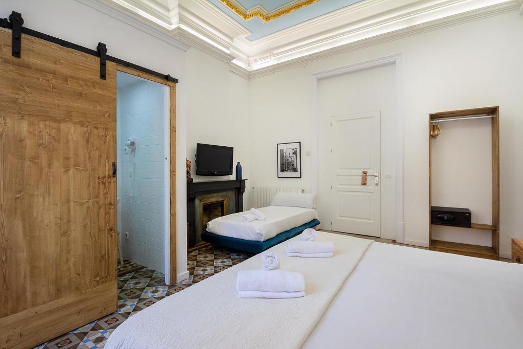 Televízia a/alebo spoločenská miestnosť v ubytovaní Hostal Girona
