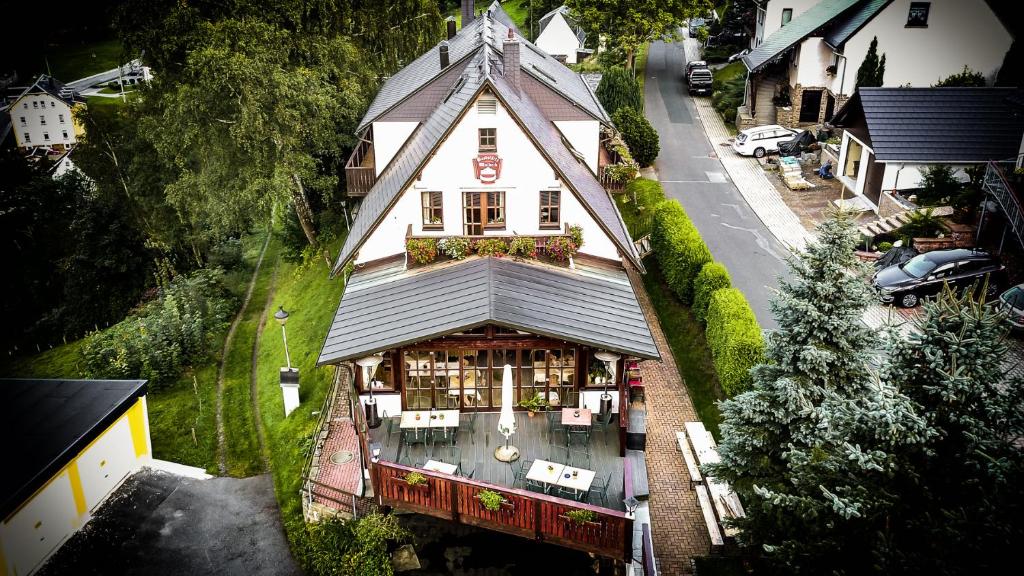 einen Blick über ein großes Haus mit Balkon in der Unterkunft Landgasthof Waldeck in Marienberg