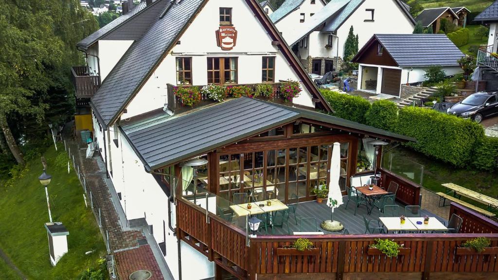 eine Luftansicht eines Hauses mit einer Terrasse in der Unterkunft Landgasthof Waldeck in Marienberg