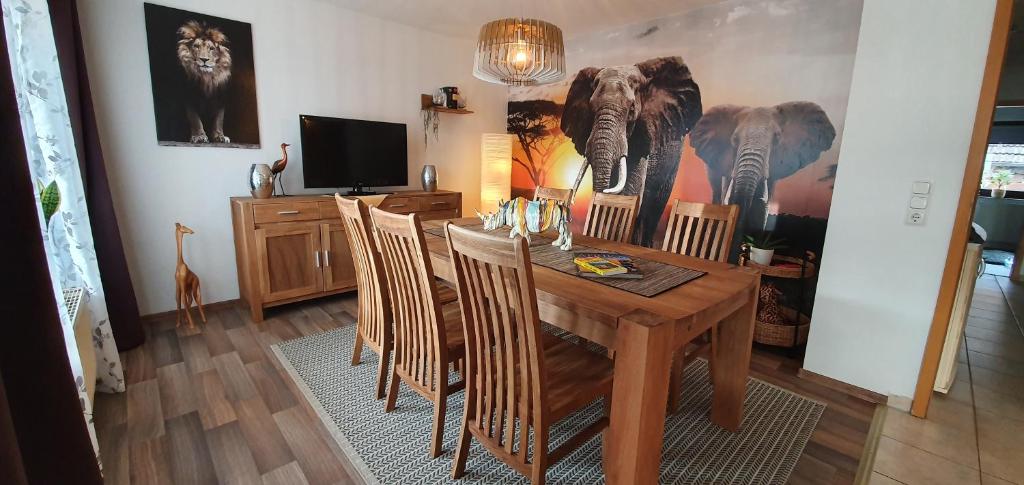 Tiefenthal的住宿－Karibu，一间带木桌和椅子的用餐室