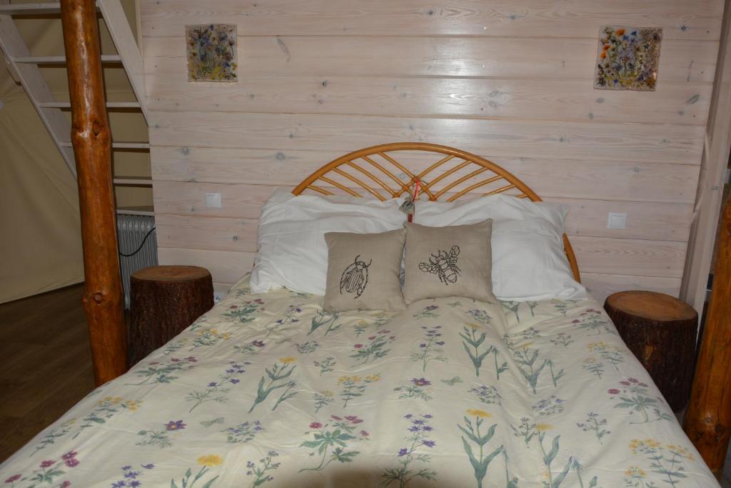 Postel nebo postele na pokoji v ubytování Glamping Drzwi Do Lasu