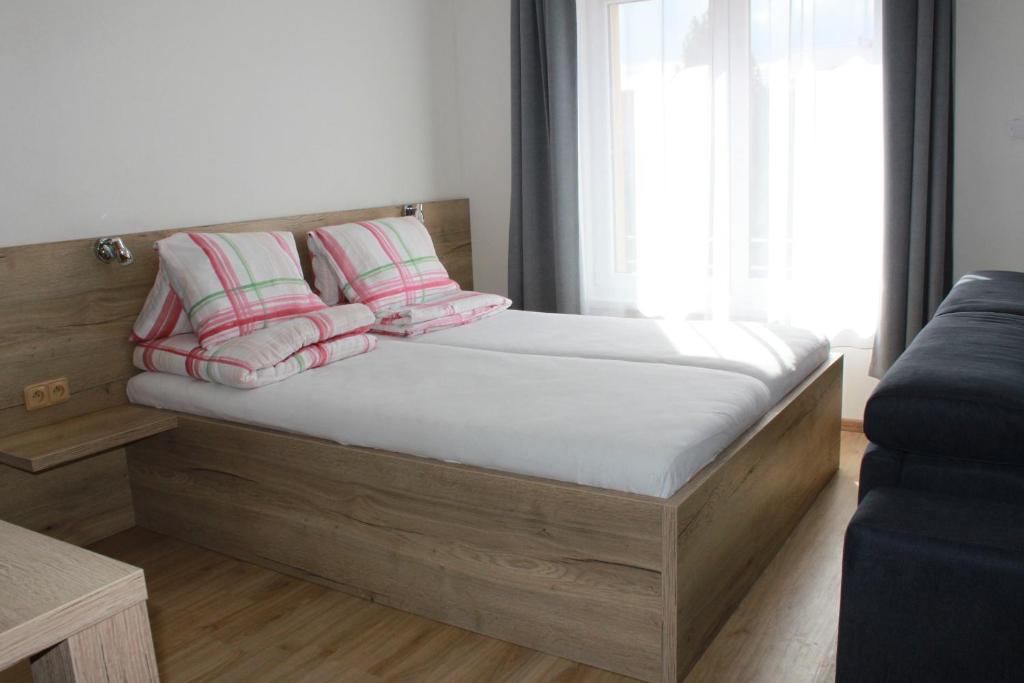 Łóżko lub łóżka w pokoju w obiekcie Apartmán Lipno G11