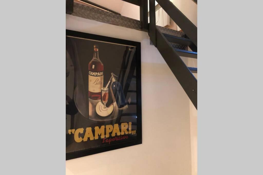 ein Plakat mit einer Flasche Champagner, das an einer Wand hängt in der Unterkunft Appartement cosy in Leers
