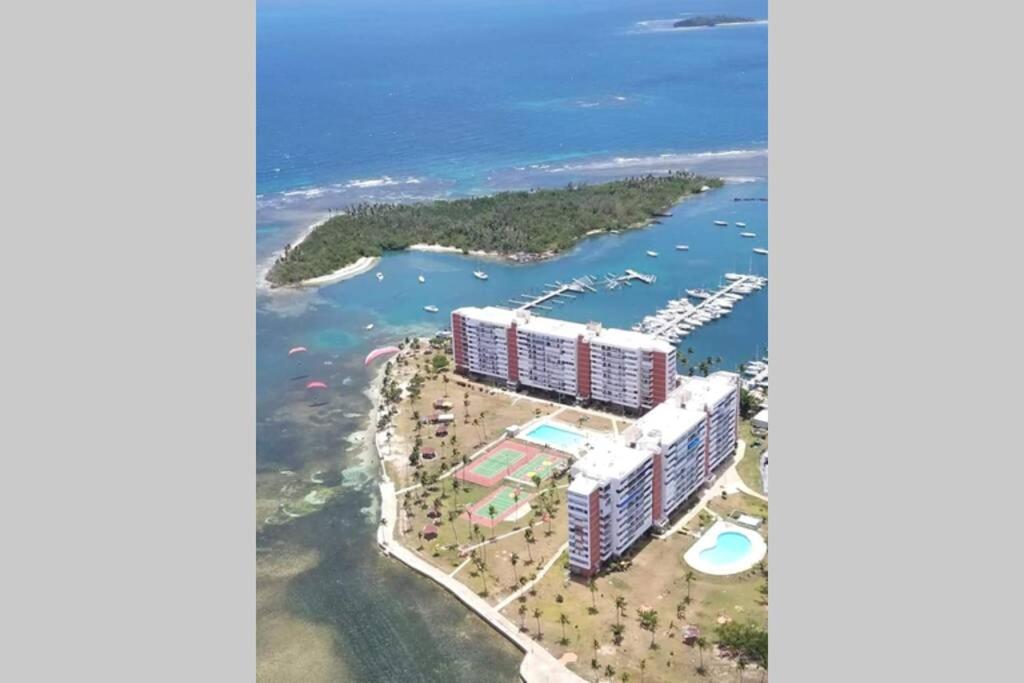 eine Luftansicht eines Resorts am Strand in der Unterkunft Sunny Moon Vacation, Private Island in Fajado,PR. in Fajardo