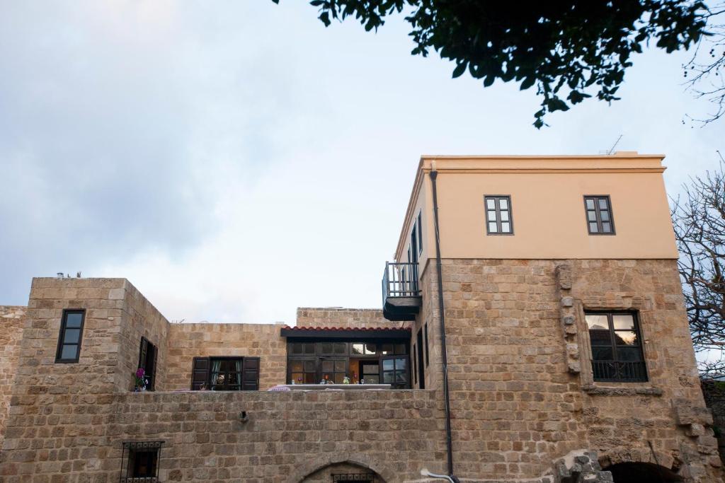 una vista exterior del edificio en Medieval Dreams Villa en Rodas