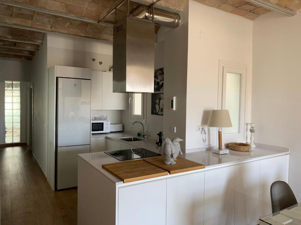 a kitchen with white cabinets and a counter top at Fantastico Tarragona Corsini Apartment-1, en el centro con parking in Tarragona