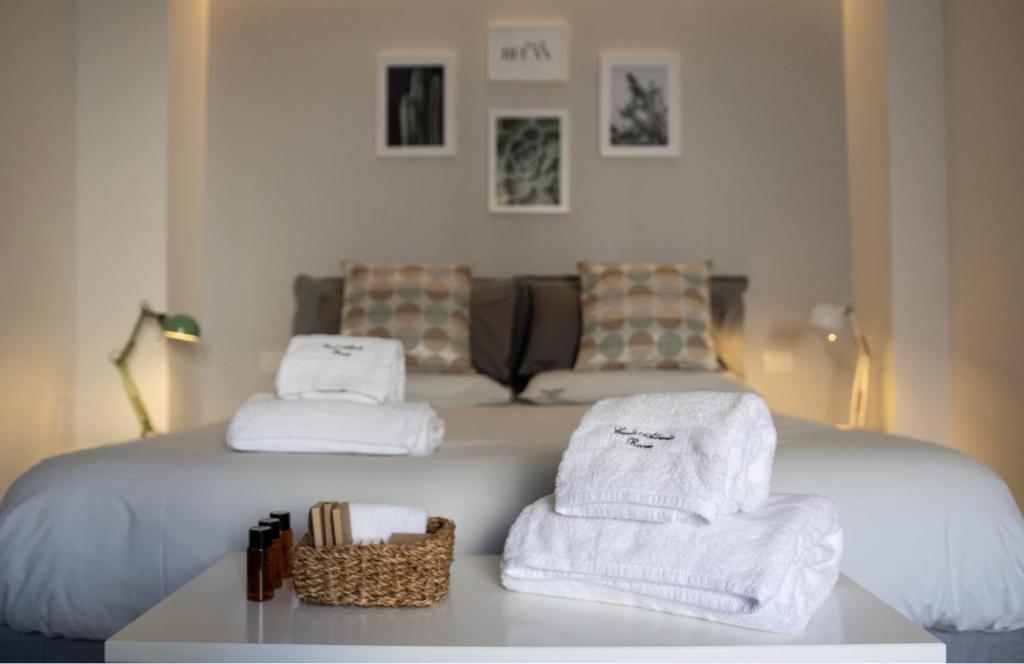 una camera con un letto e asciugamani di Carlo Alberto Room a Fasano