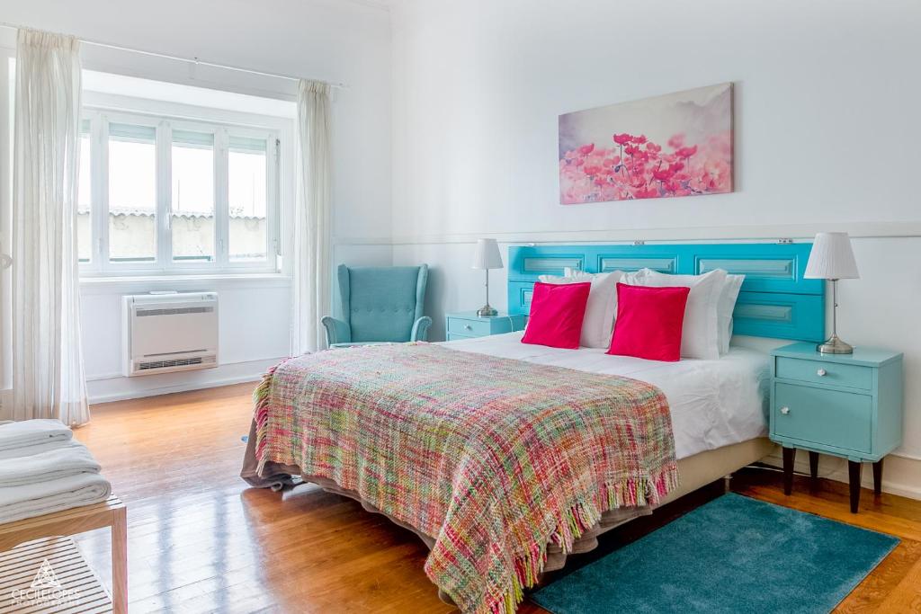 1 dormitorio con 1 cama azul y 2 sillas azules en Casa da Avenida Lisboa en Lisboa