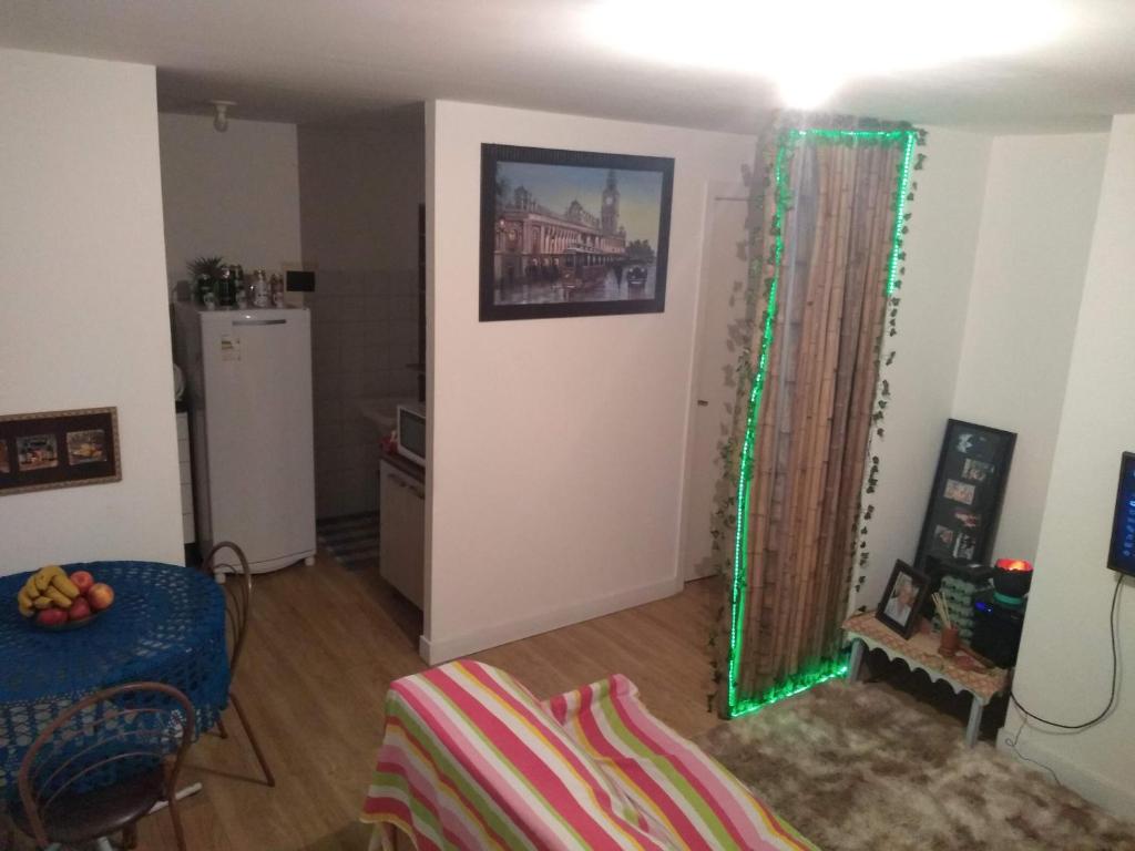 uma sala de estar com um espelho num quarto em Minha casa é sua casa em Curitiba