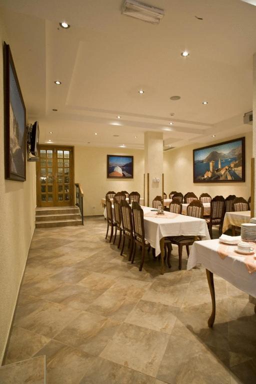 Un comedor con mesas y sillas en un restaurante. en Accommodation Marija 2, en Kotor
