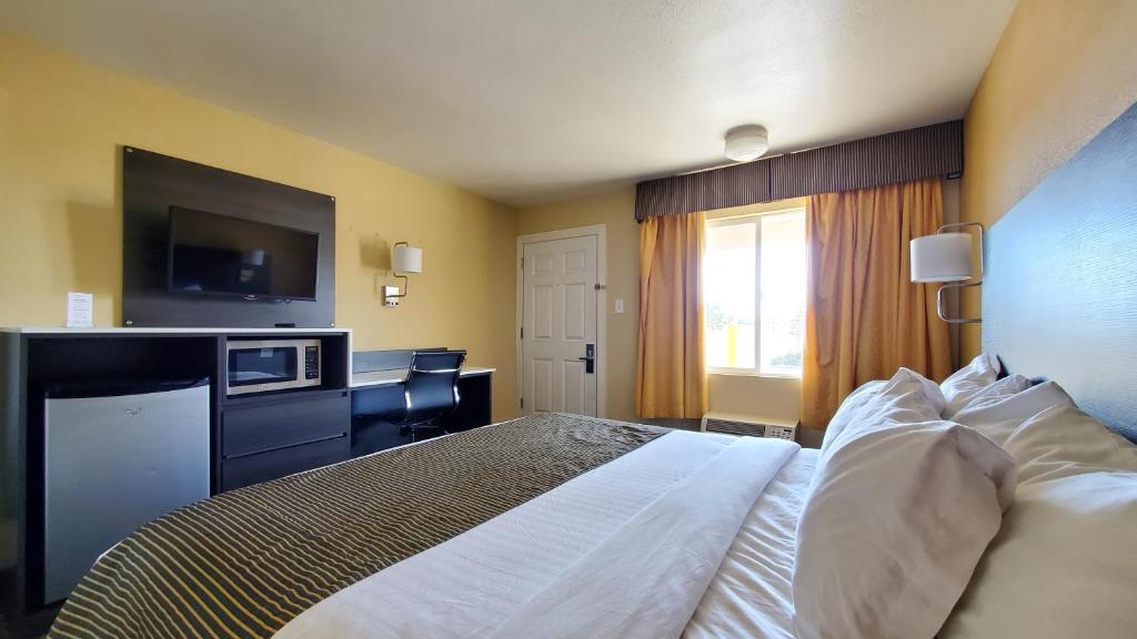 Postel nebo postele na pokoji v ubytování Ramada by Wyndham Flagstaff East