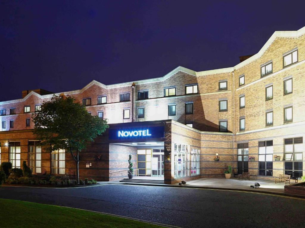 un edificio con un signo de novación en la parte delantera en Novotel Newcastle Airport, en Newcastle