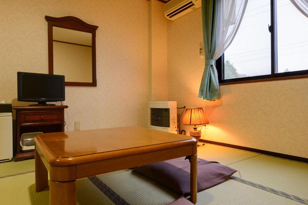 TV a/nebo společenská místnost v ubytování Aiwa no Mori Hotel