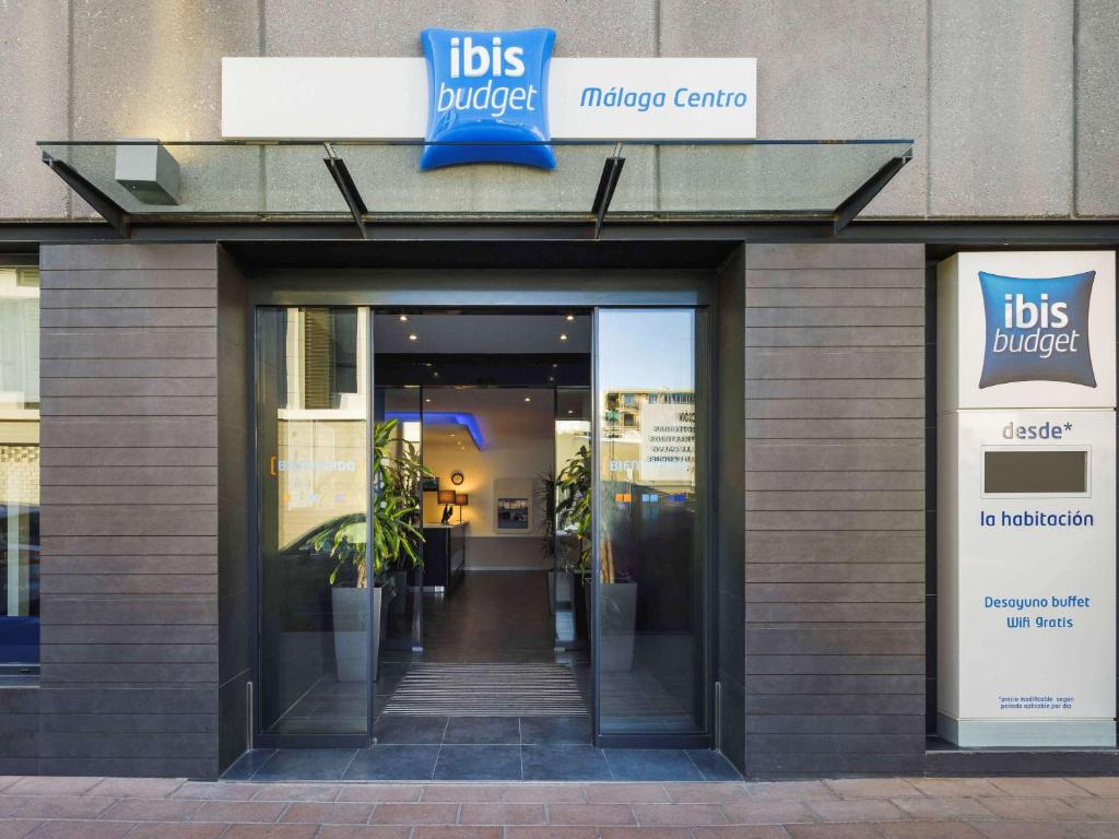 un edificio con un cartel en la parte delantera de un edificio en Ibis Budget Málaga Centro, en Málaga