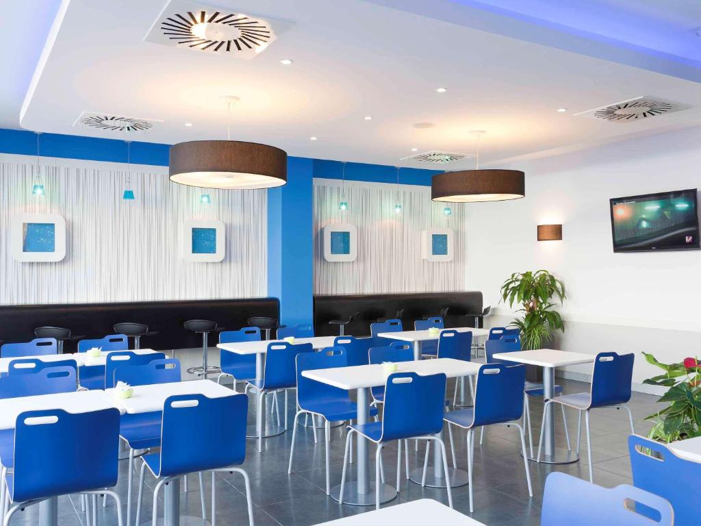 Una televisión o centro de entretenimiento en Ibis Budget Málaga Centro