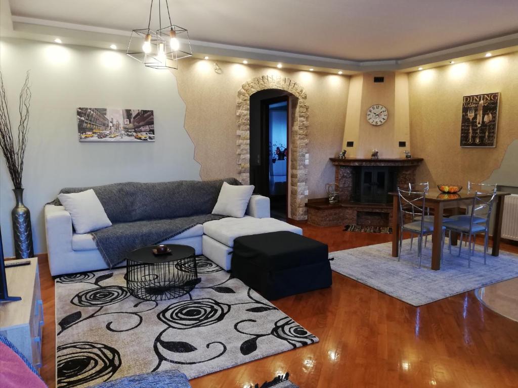 ein Wohnzimmer mit einem Sofa und einem Tisch in der Unterkunft Home Spot Nafplio in Nafplio