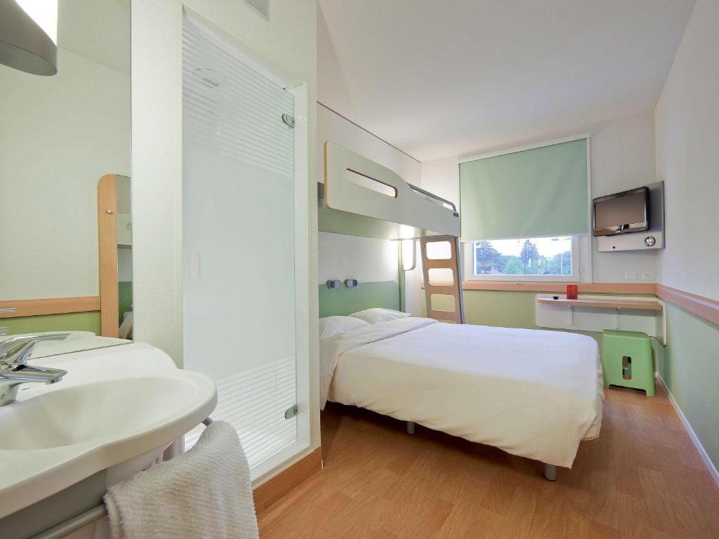 Postel nebo postele na pokoji v ubytování ibis budget Genève Petit-Lancy
