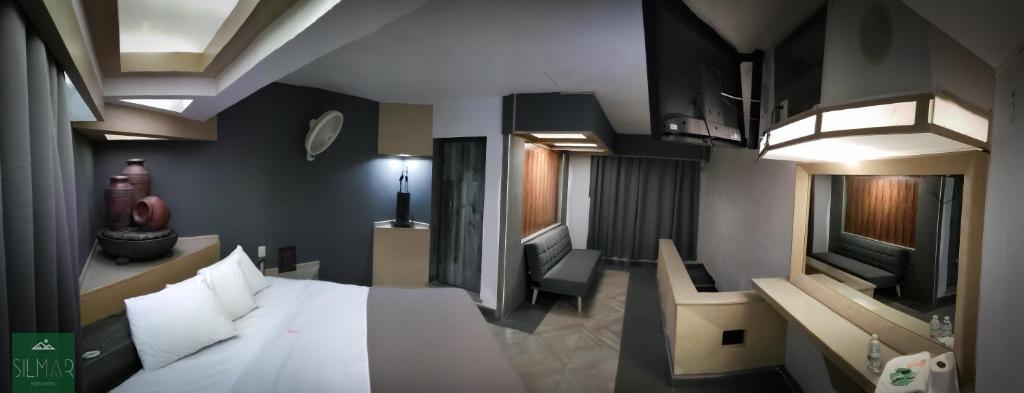 TV a/nebo společenská místnost v ubytování Silmar Hotel/Motel