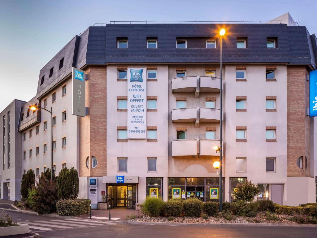 un edificio con un cartel en la parte delantera en Ibis Budget St Gratien - Enghien-Les-Bains en Saint-Gratien