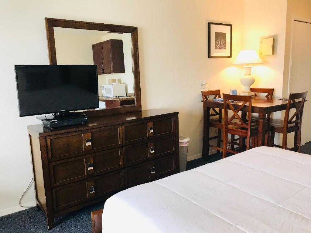 Ocean Surf Resort - Queen Room With Pool View