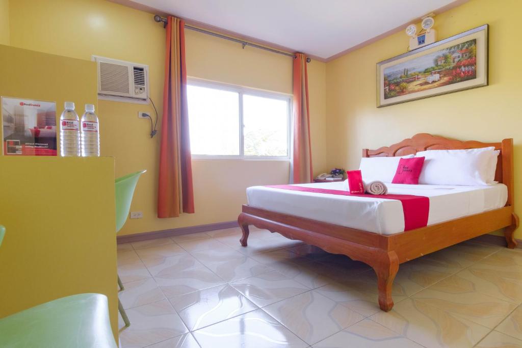 Postel nebo postele na pokoji v ubytování RedDoorz Plus @ Manalo Extension Palawan