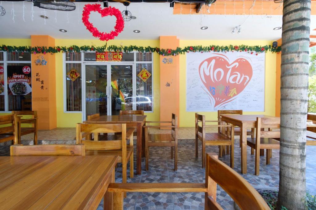 Restaurace v ubytování RedDoorz Plus @ Manalo Extension Palawan