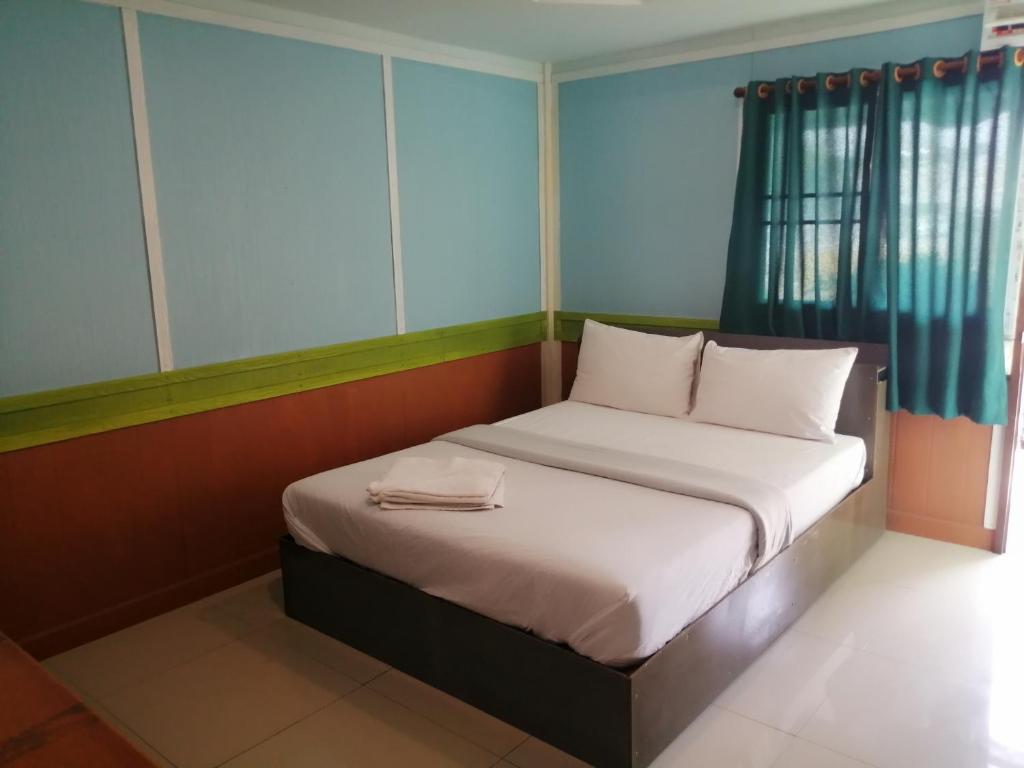 Кровать или кровати в номере Nang Phraya Resort