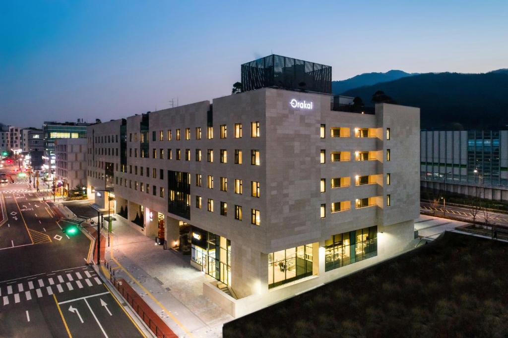 un edificio en una calle de la ciudad por la noche en Orakai Cheonggyesan Hotel en Seúl